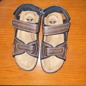 New size 7 mens sandals